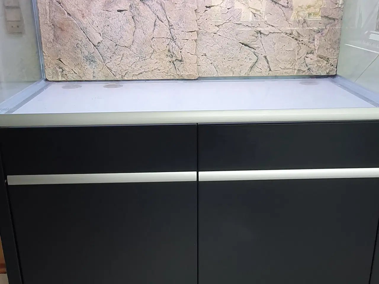 Billede 2 - 250 ltr Akvarie + armatur + kabinet + baggrund