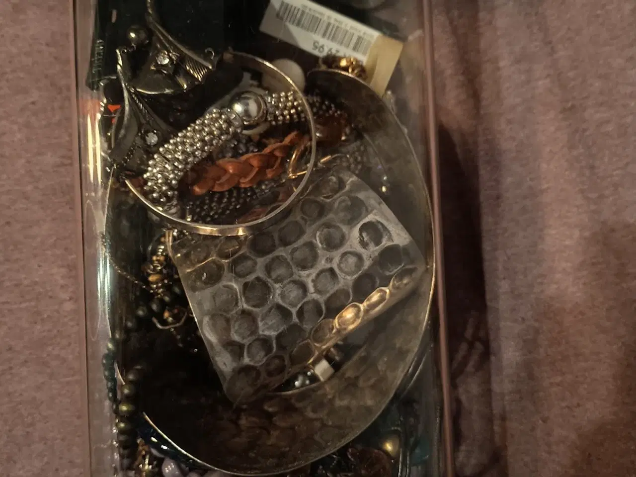 Billede 1 - Plastboks med diverse smykker fra Simili & Pilgrim