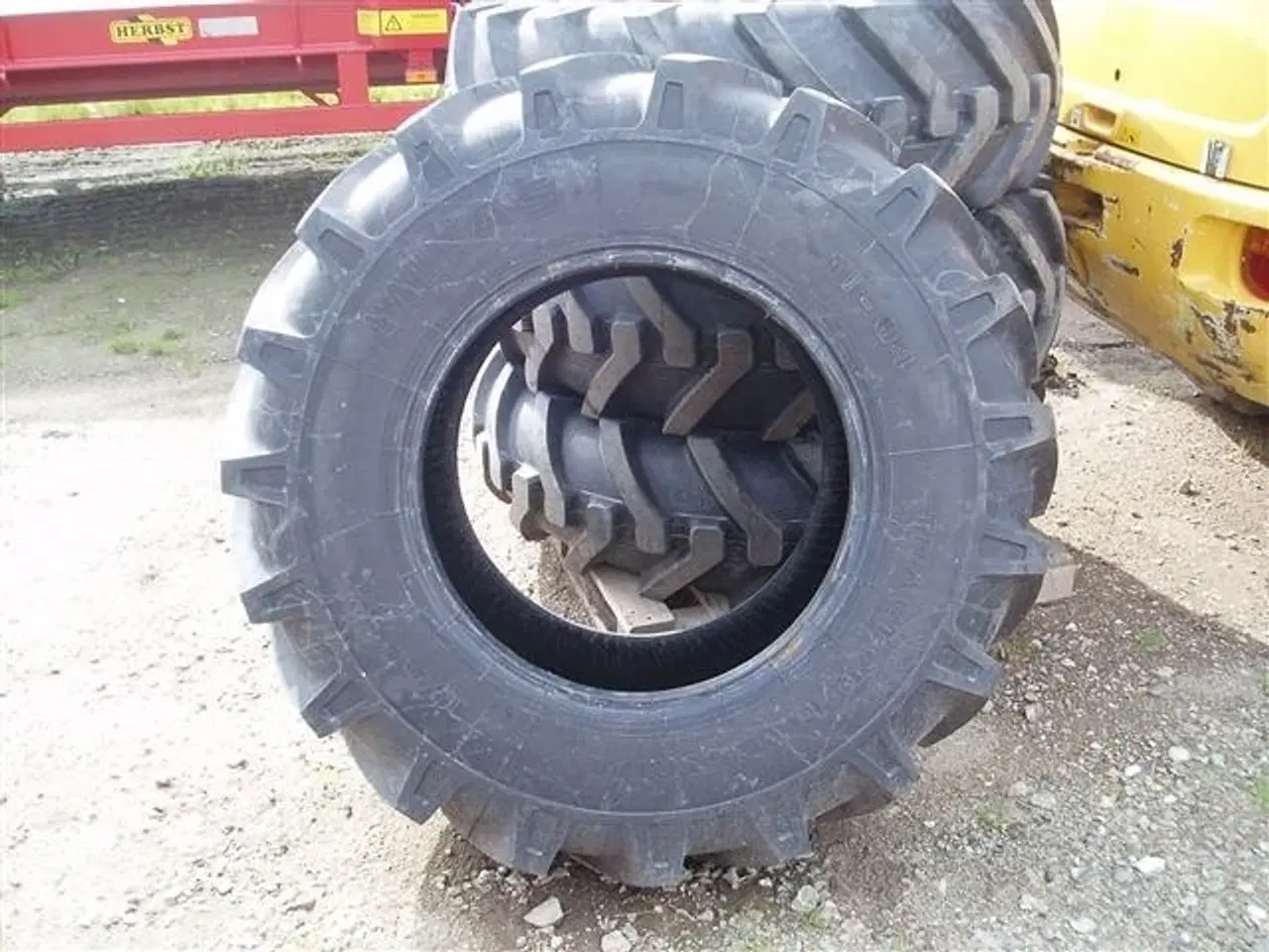 Billede 2 - BKT 16,9x24 Entreprenørdæk