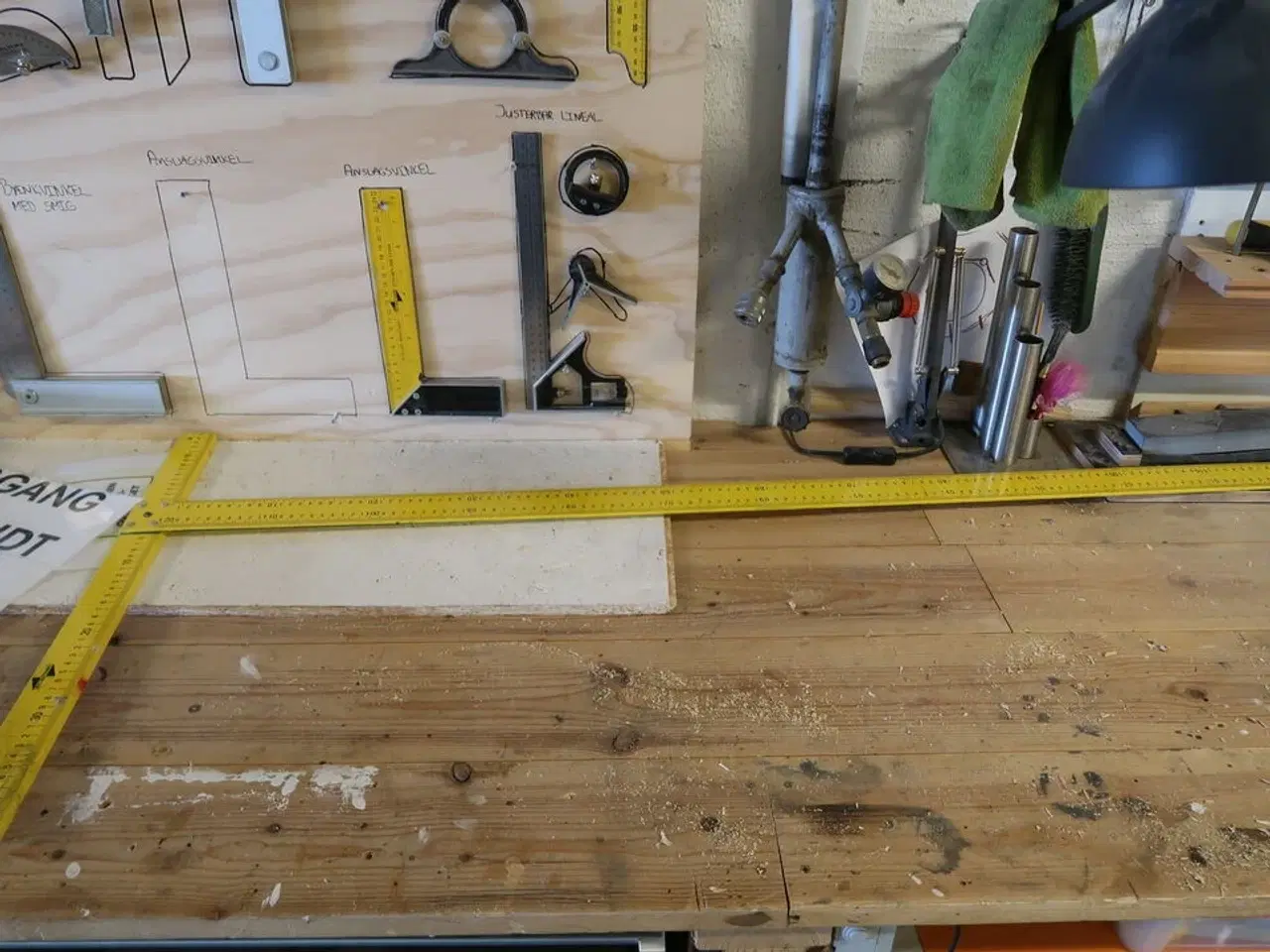 Billede 4 - Arbejdsbord med indhold