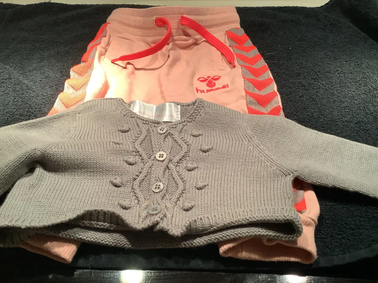 Billede 1 - Helt nyt sæt Hummel bukser og cardigan str. 68