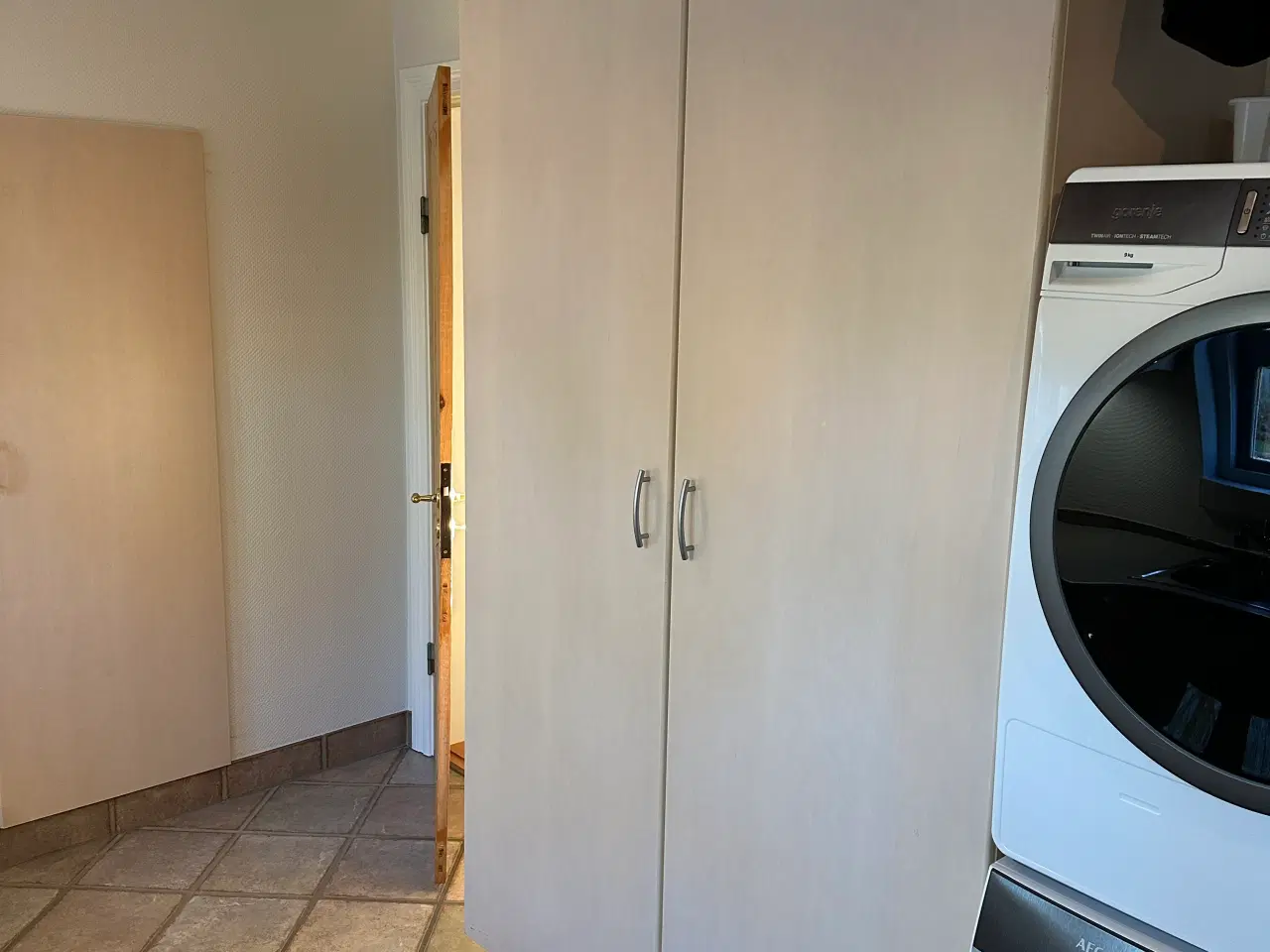 Billede 3 - Køkken/Baggang skabe.
