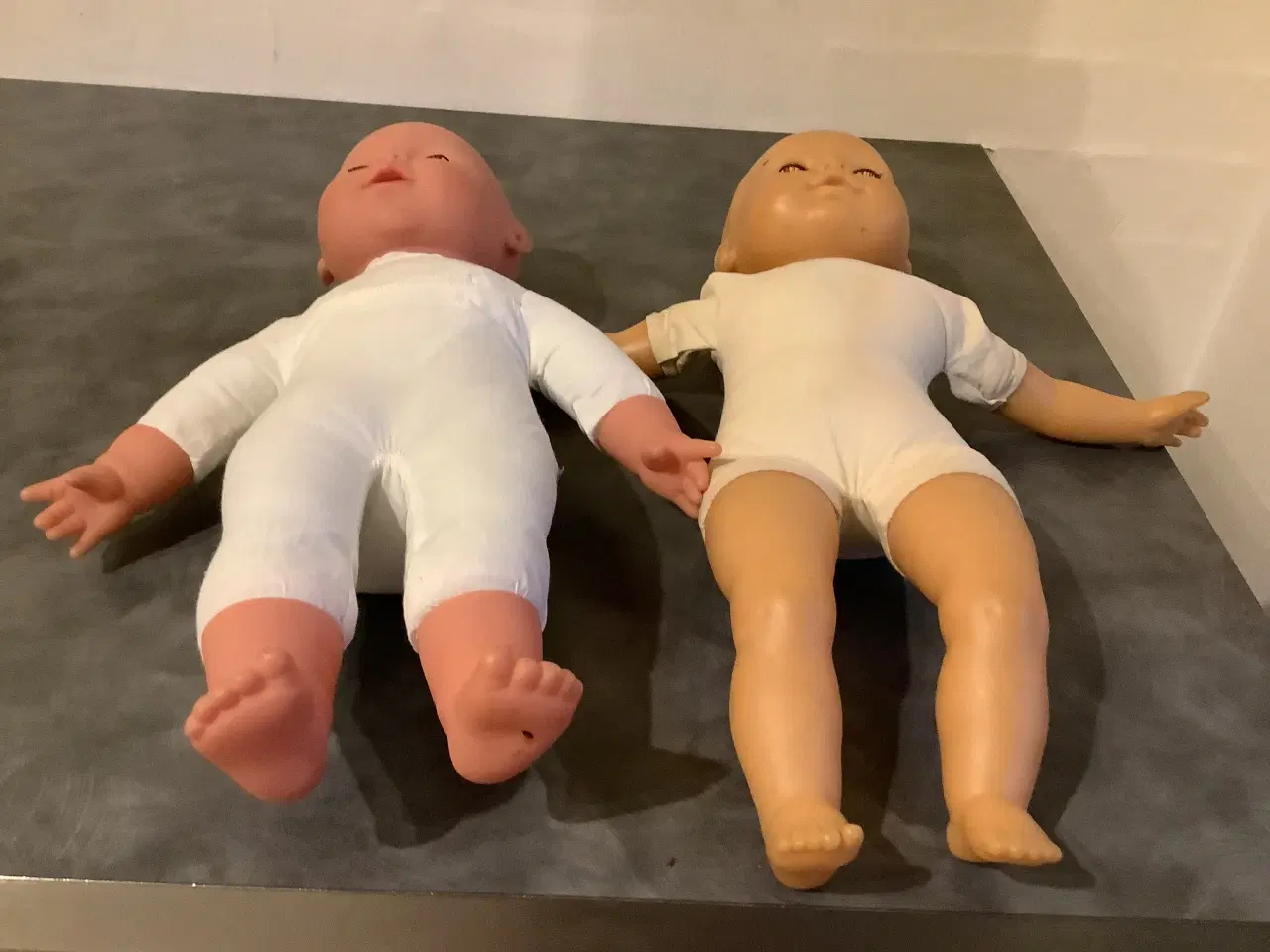 Billede 3 - 2 dukker den ene er med batteri + tøj