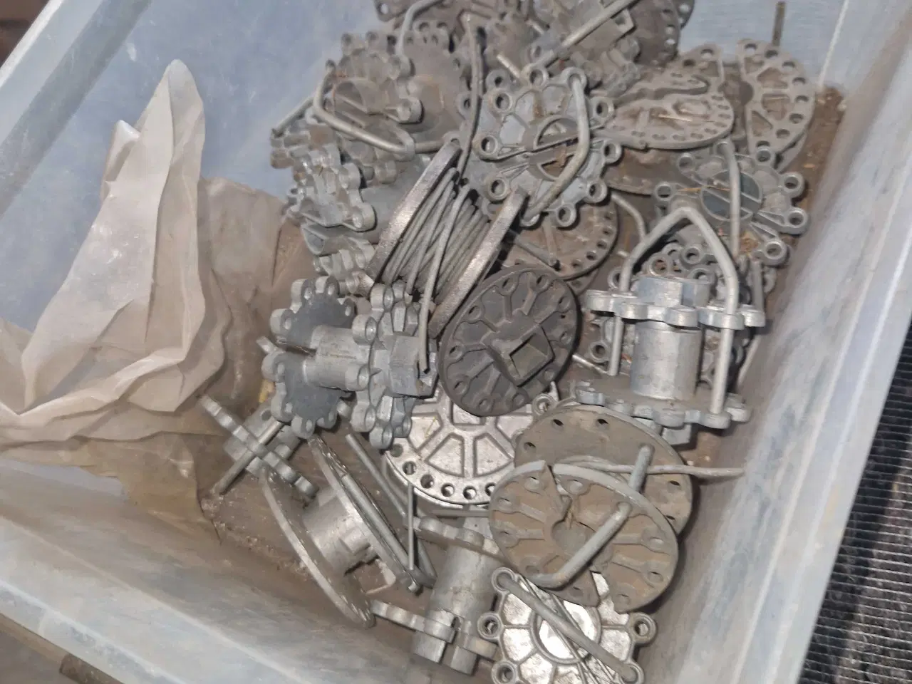 Billede 1 - Opstrammer til hegn på græs