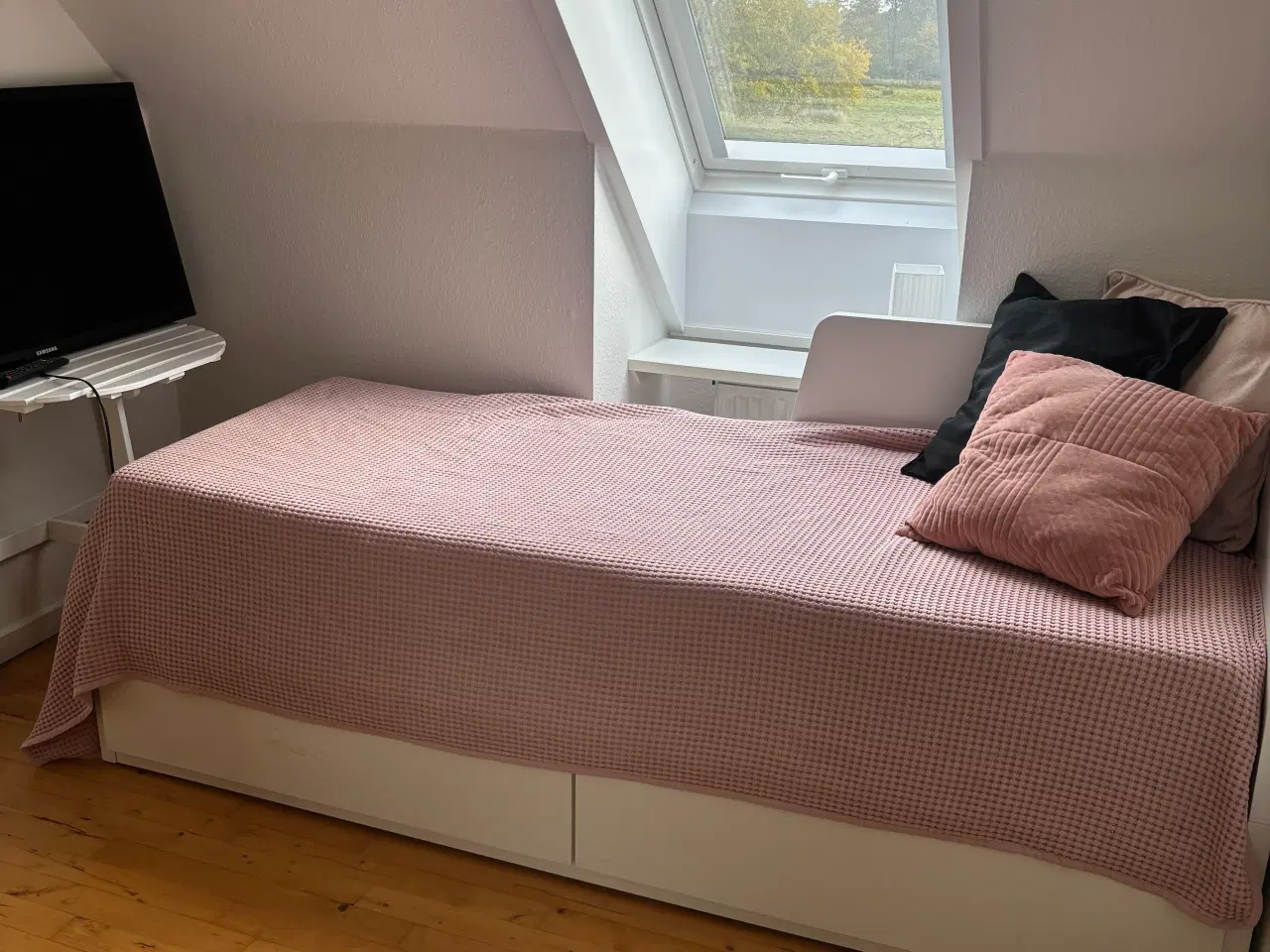 Billede 1 - Seng - kan bruges som både enkelt og dobbeltseng