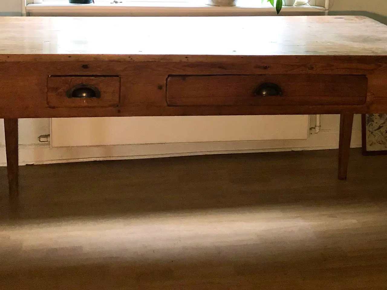 Billede 4 - Rustikt spisebord i landlig stil, med flot patina 