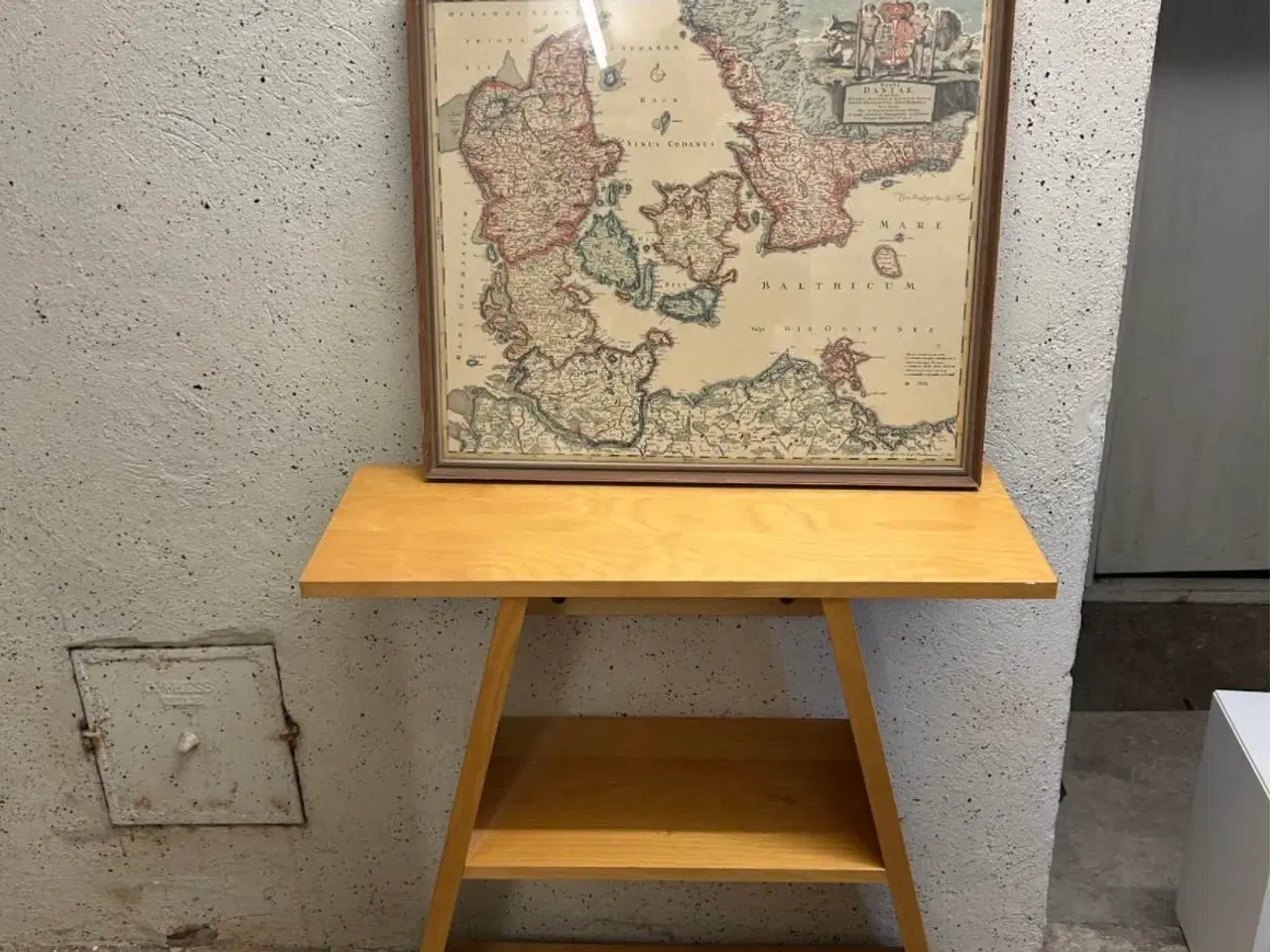 Billede 2 - Smuk og enkel reol i klassisk skandinavisk stil