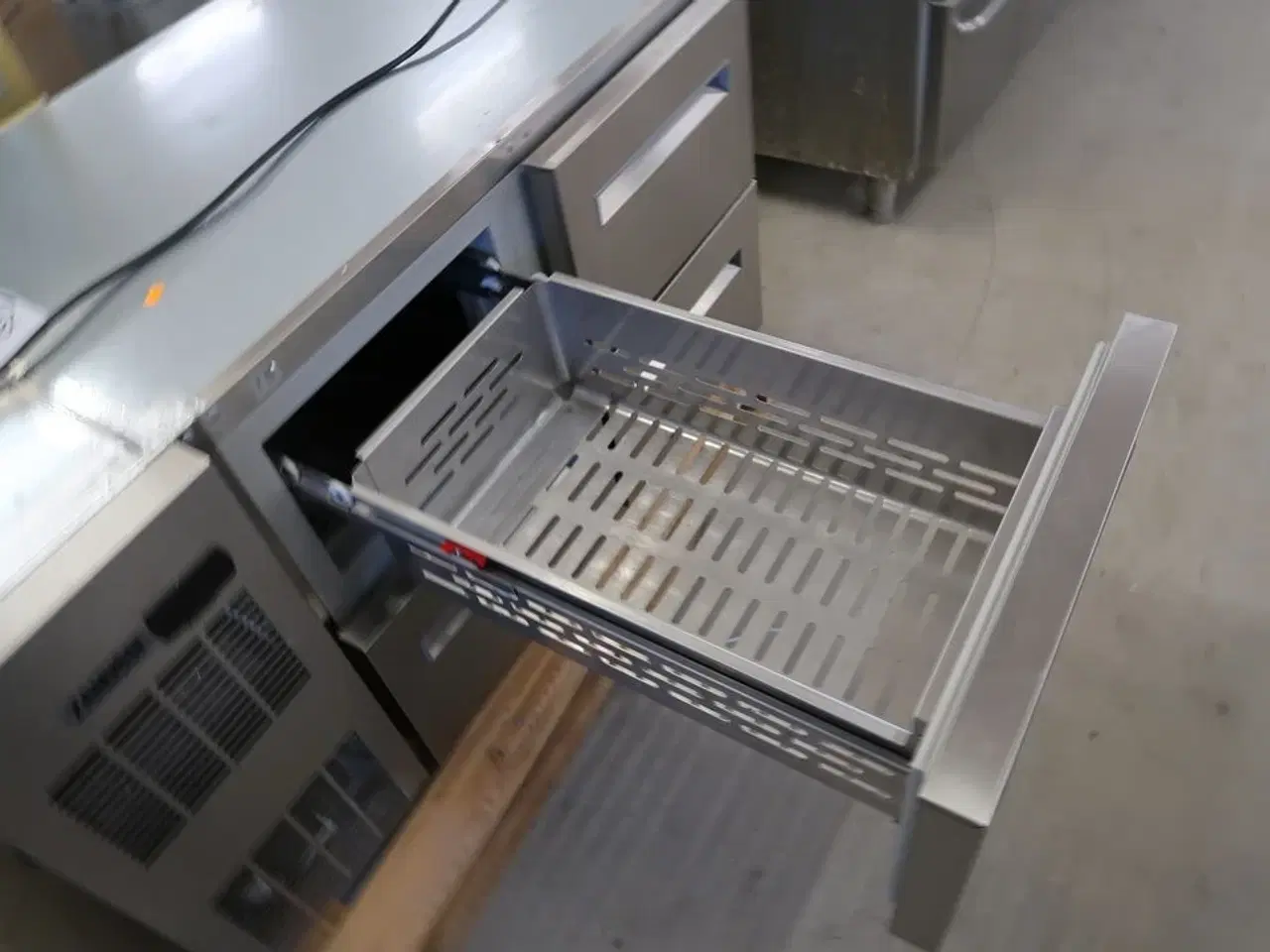 Billede 3 - Professionelt køleskab med fire skuffer og en bordplade i rustfrit stål ZANUSSI