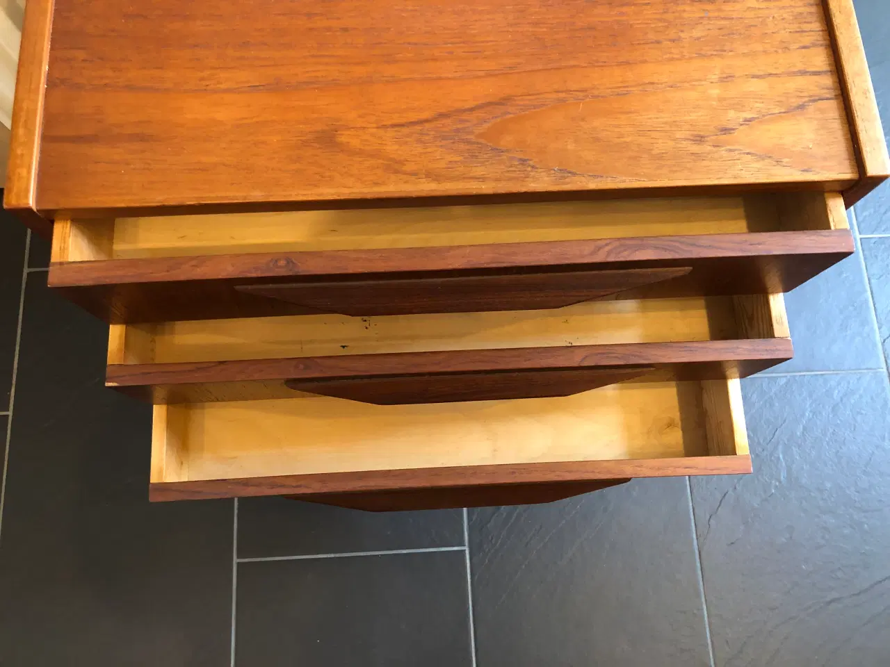 Billede 13 - Lille kommode og tilhørende spejl i teak træ