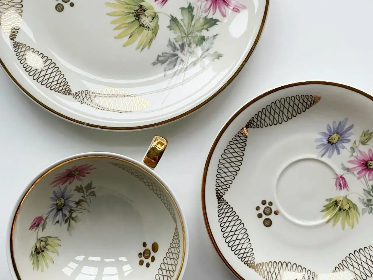 Billede 3 - Triosæt, stor kop m underkop og kagetallerken, pastelfarvede blomster