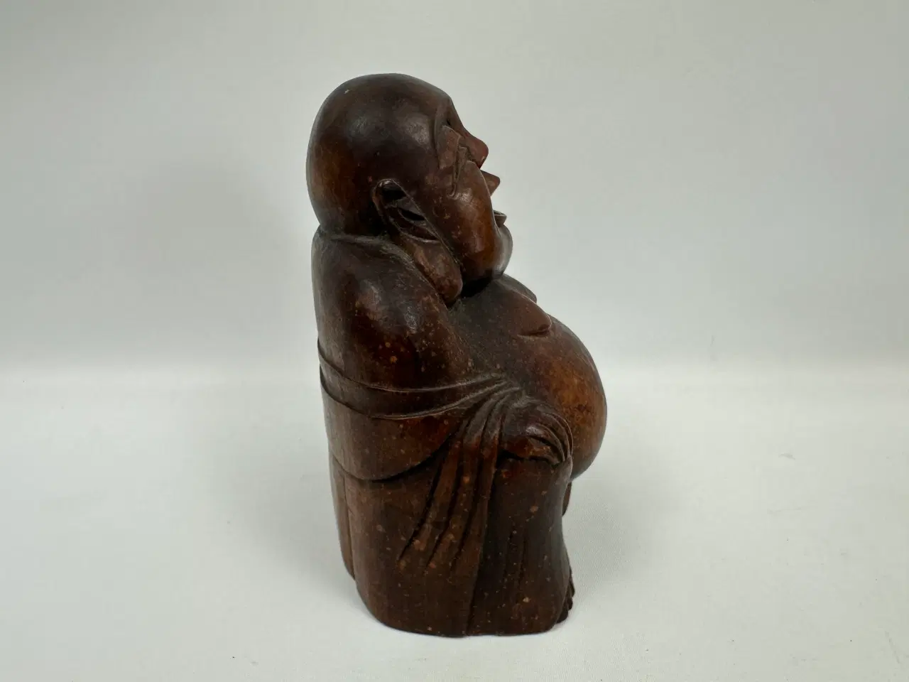 Billede 5 - Lille asiatisk Budda træfigur / træskulptur