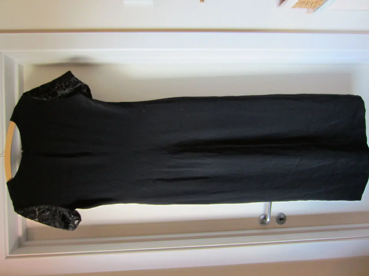 Billede 4 - Lang sort kjole i str. 36 fra In Wear
