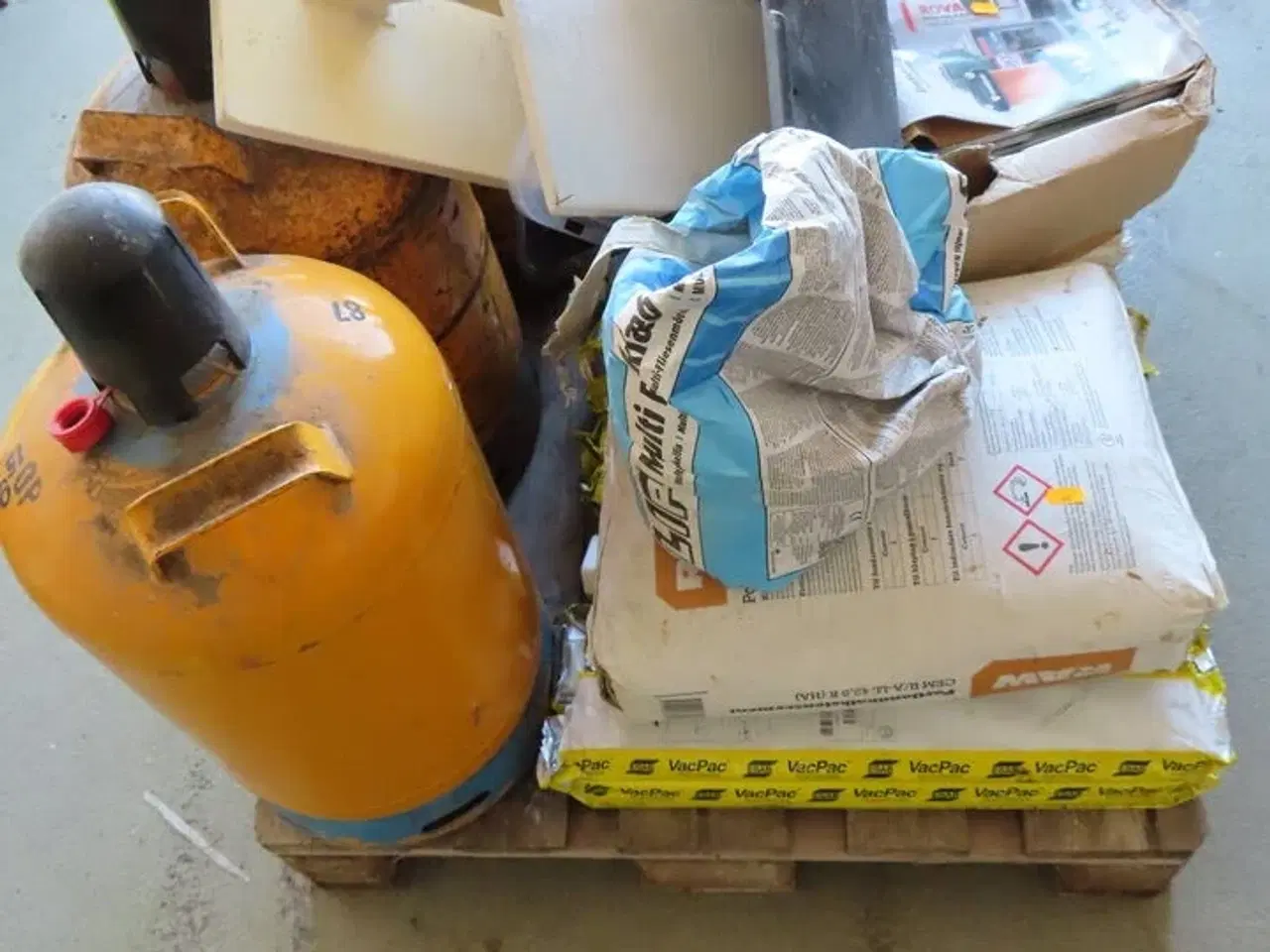 Billede 2 - Palle med indhold, gasflasker og materialer
