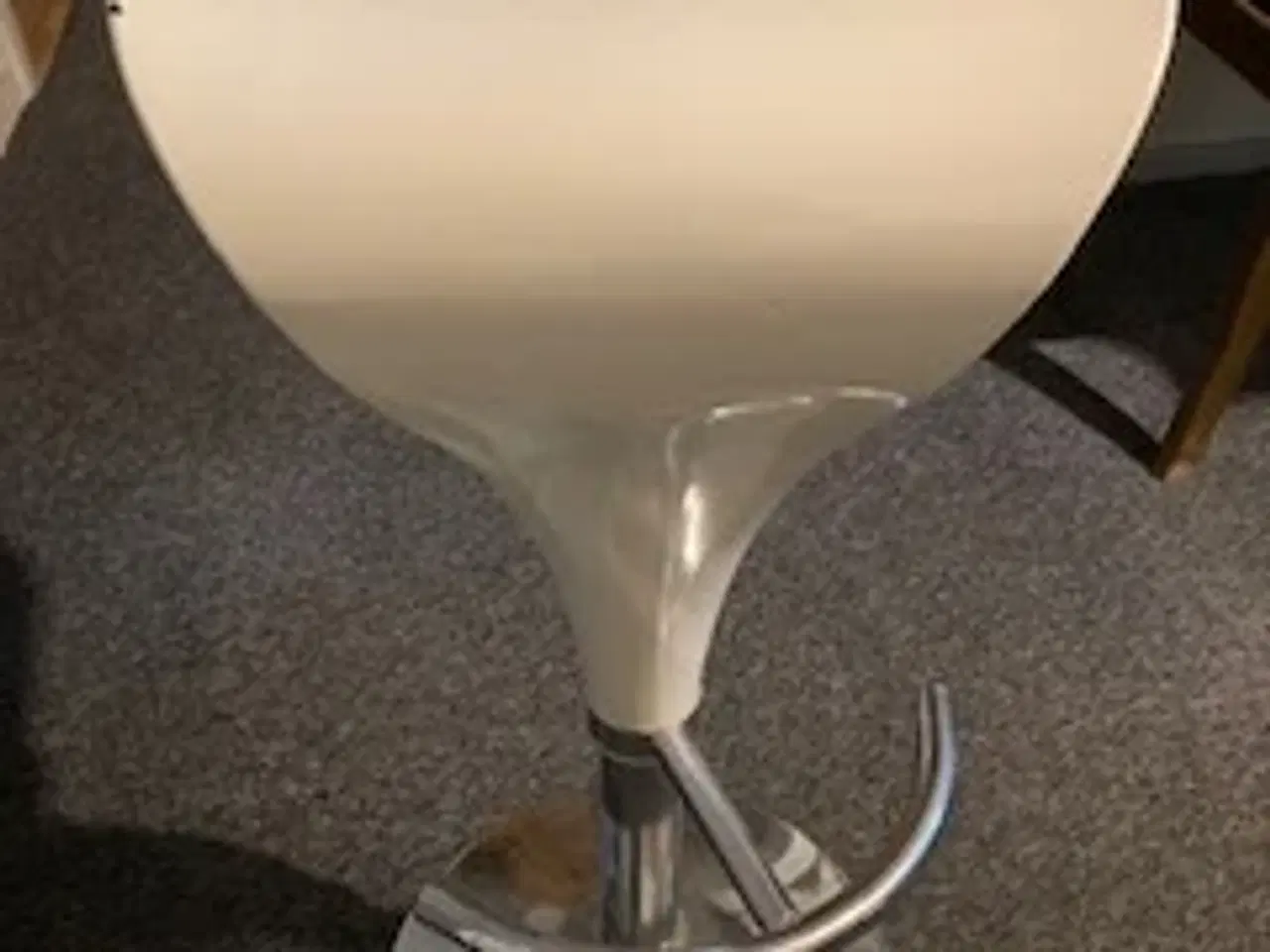 Billede 1 - Hvid bar-/drejestol sælges