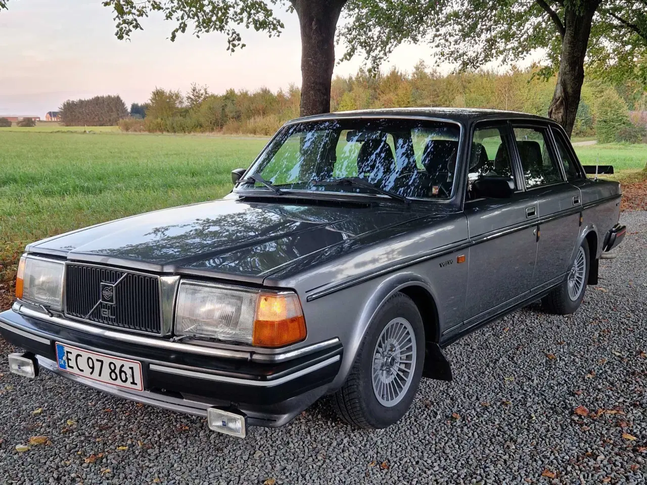 Billede 2 - Volvo 240 GL - topudstyret 