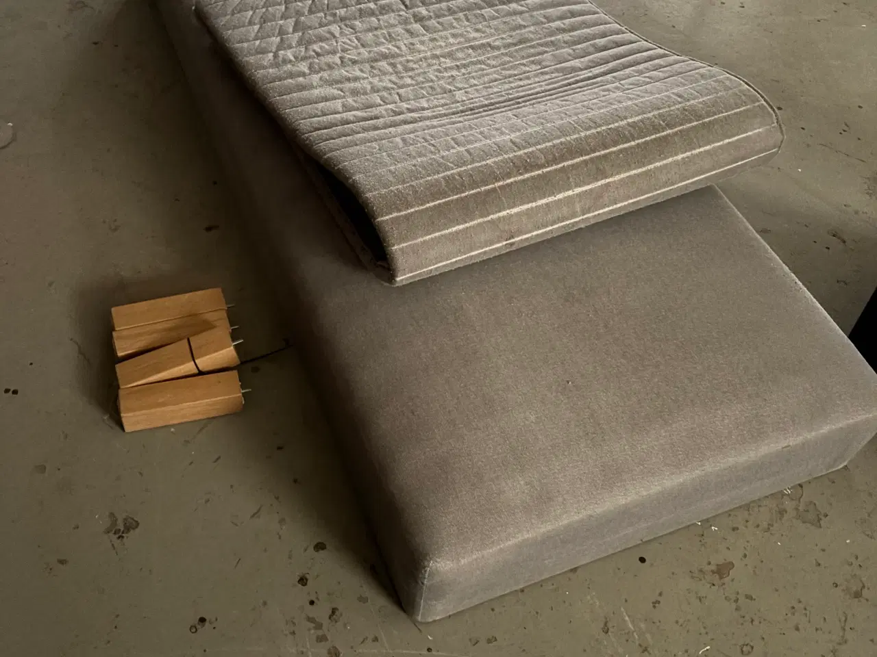 Billede 2 - Seng 90x200 cm med topmadras og 4 ben