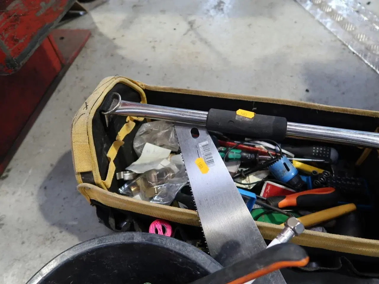 Billede 4 - Spand samt værktøjstaske med div. Værktøj