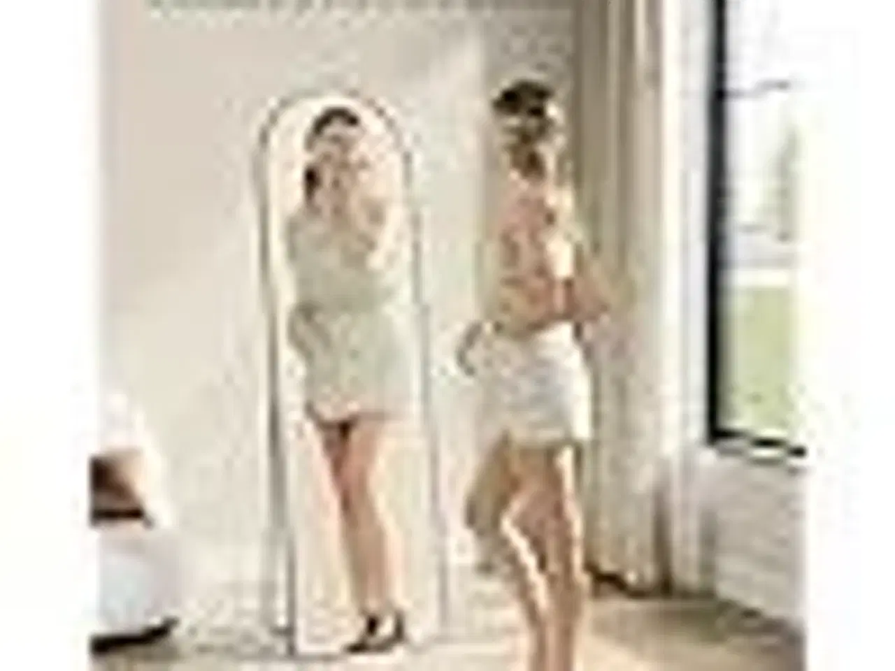 Billede 3 - Gulvspejl fuld længde 160 × 50 cm buet spejl med stander, hærdet glas, aluminiumsramme, Ink Black