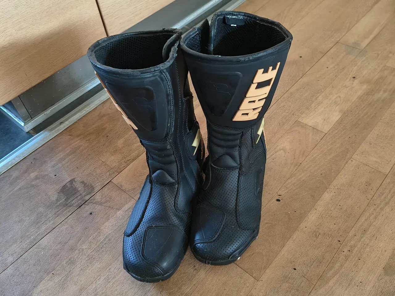 Billede 4 - 2 Delt læderdragt dame, str. 44