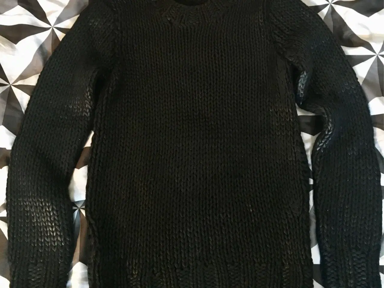 Billede 1 - Lækker sort sweater til salg 