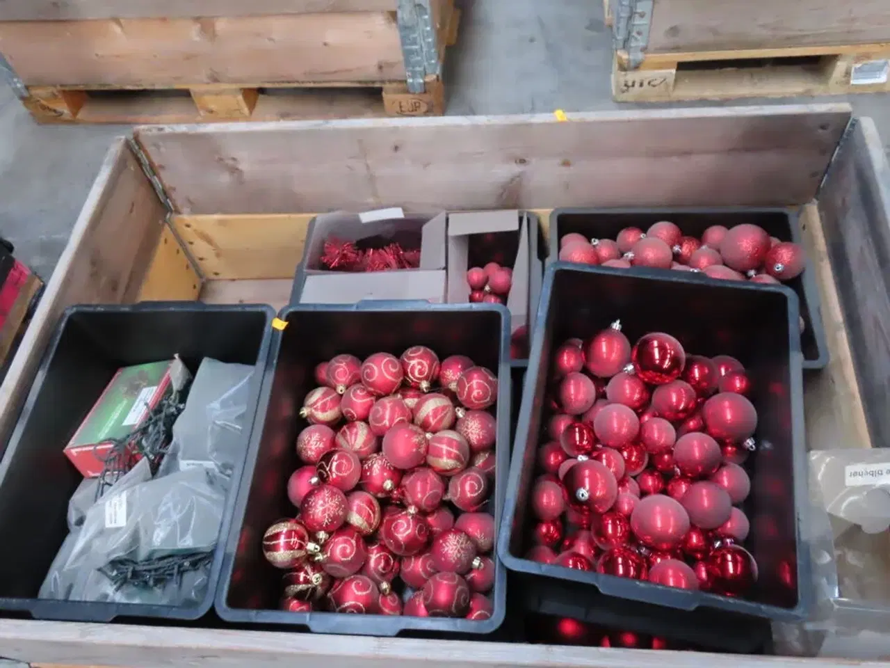 Billede 4 - 2 paller med julepynt