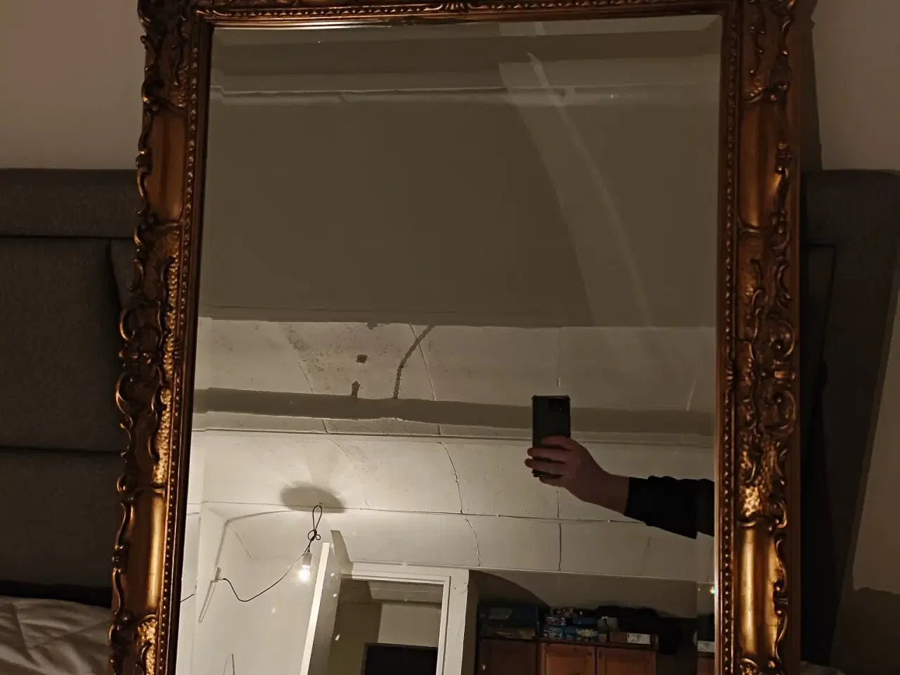 Billede 1 - Klassisk statement‑spejl i ornamenteret guldramme 