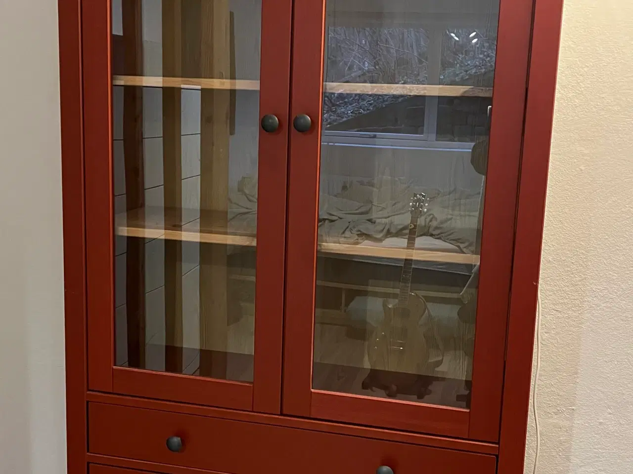Billede 1 - IKEA Hemnes vitrineskab - rød