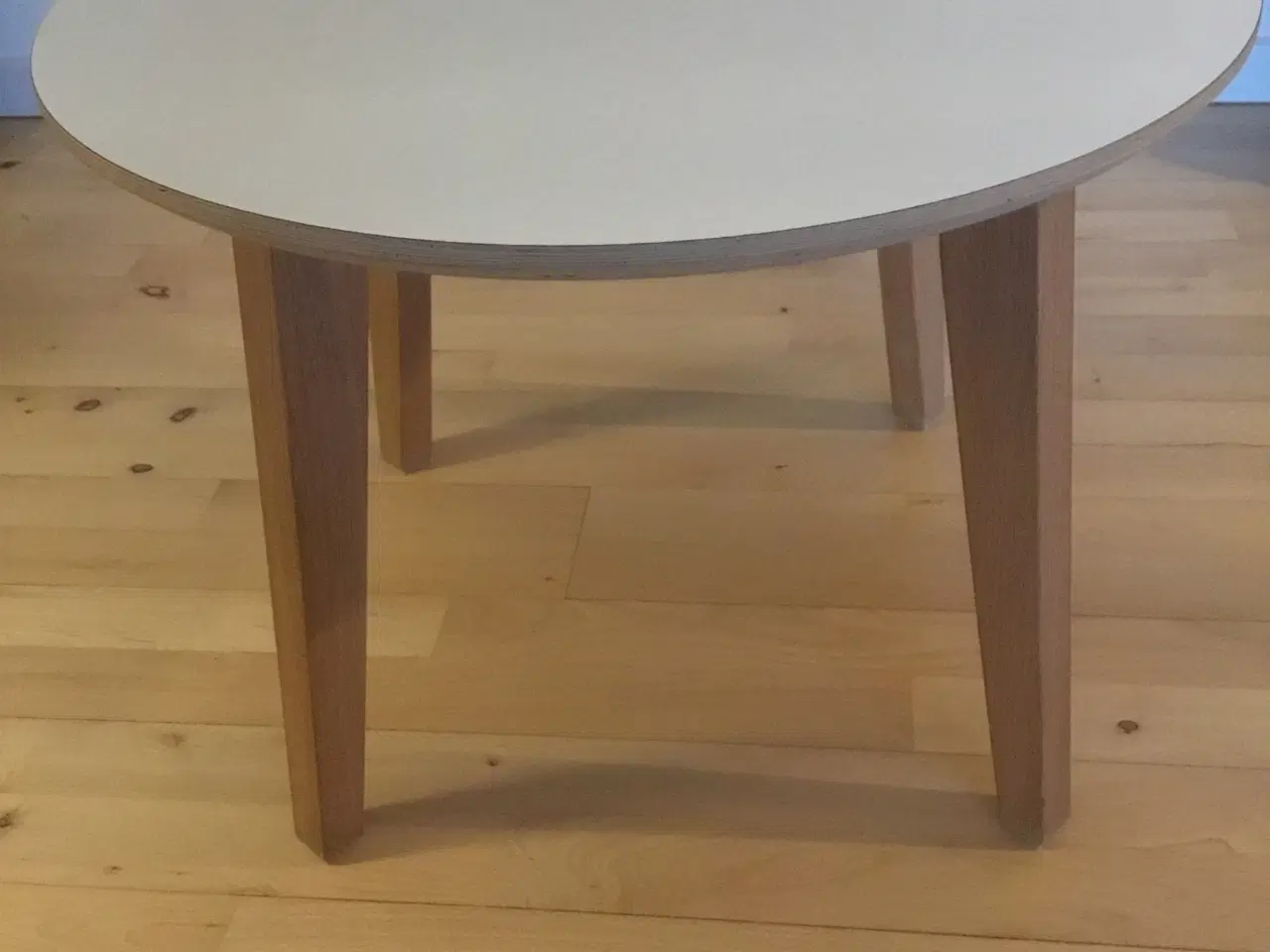 Billede 3 - Lille rundt bord med egetræsben