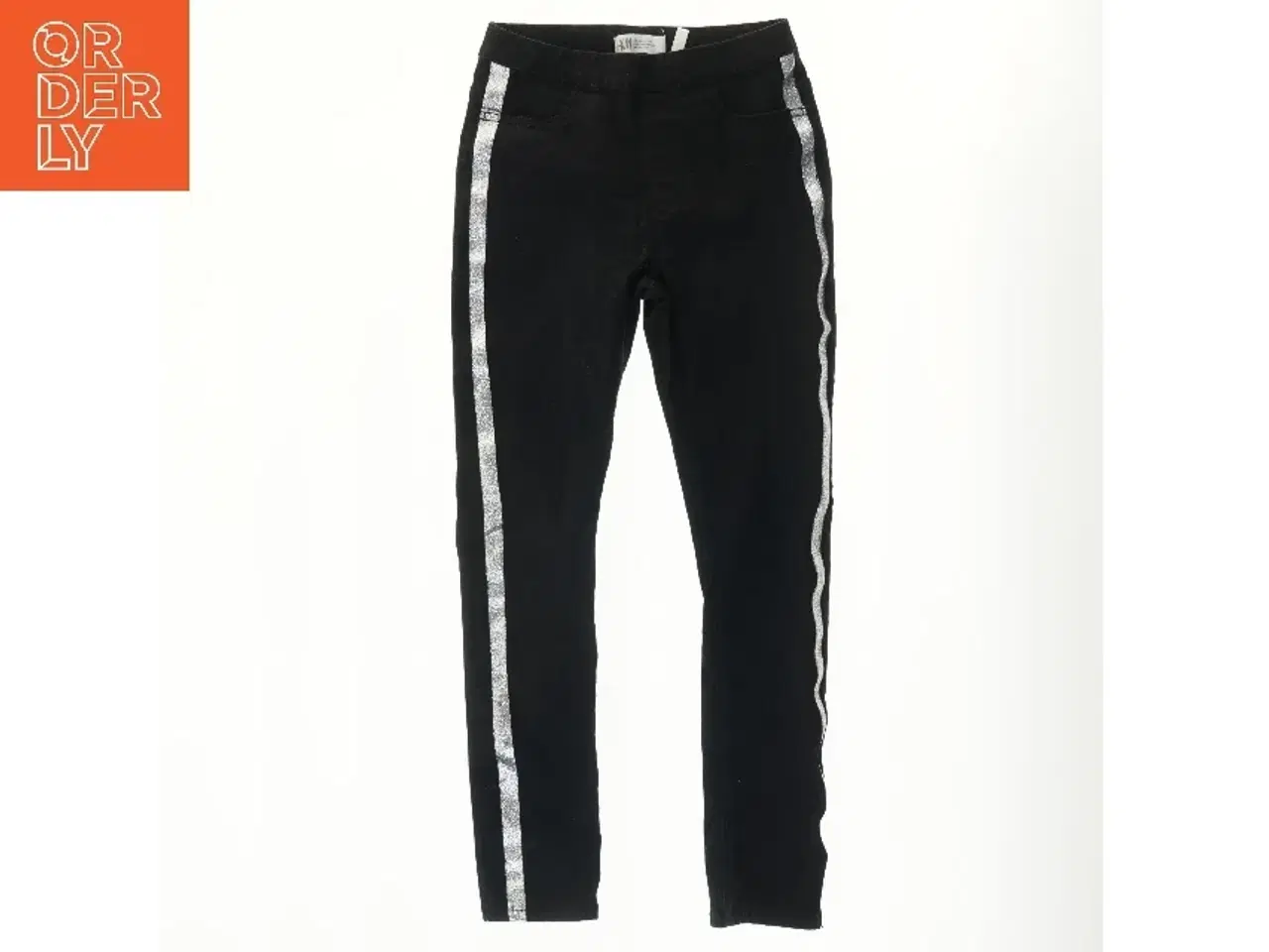 Billede 1 - Lange sorte bukser med glitter striber fra H&M (str. 134)