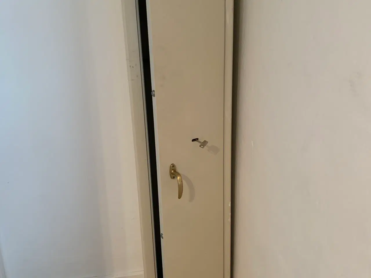 Billede 1 - Våbenskab til 6 stk.