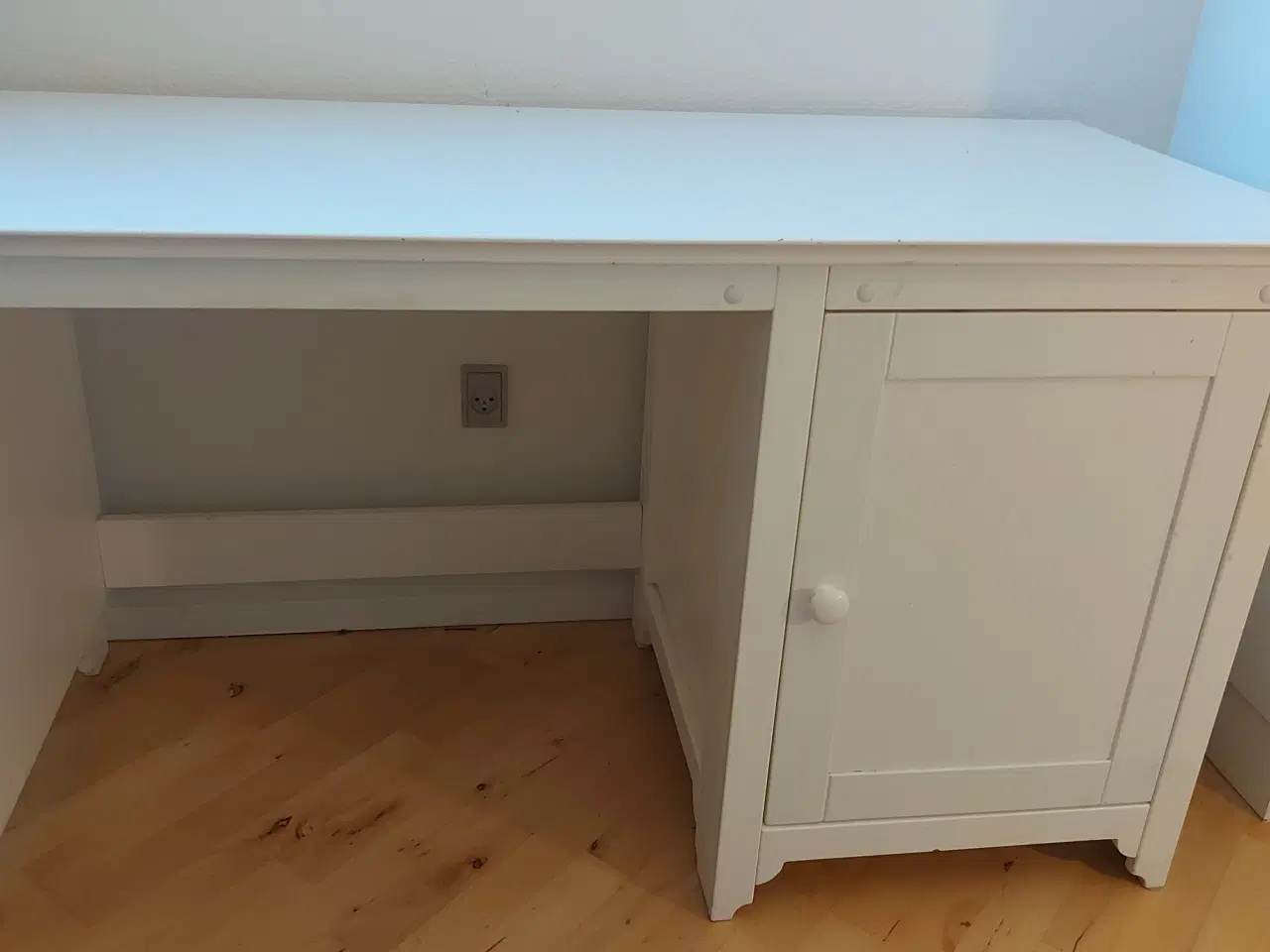 Billede 1 - Hvidt skrivebord med skab