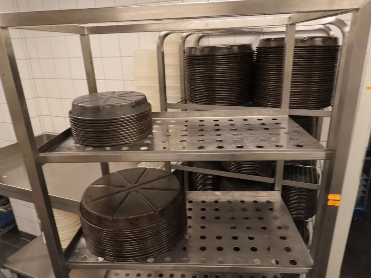 Billede 3 - To reoler på hjul