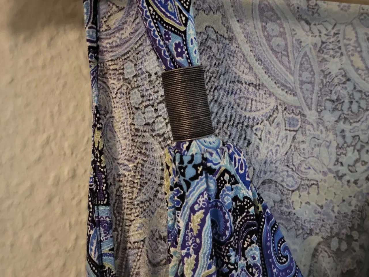 Billede 5 - Lang Blå Kjole Med Mønstre