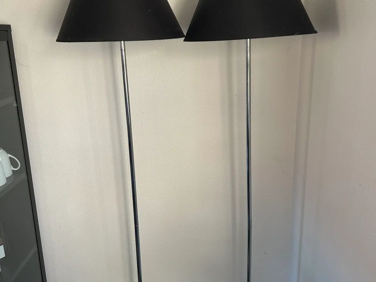 Billede 1 - 2ens gulvlamper med sorte skærme 
