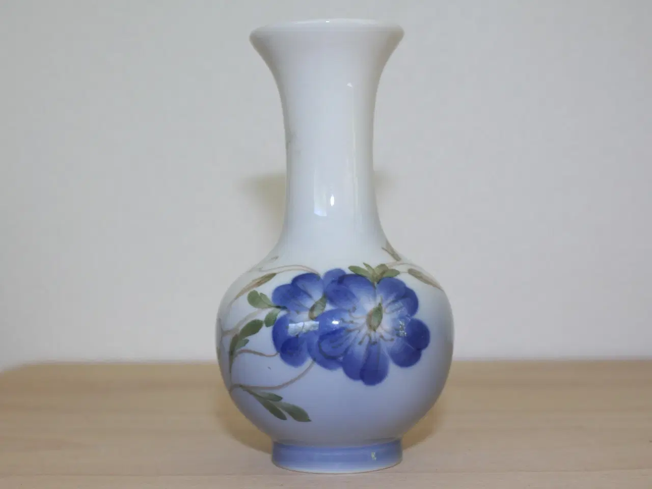 Billede 1 - Lille vase med blomster fra Royal Copenhagen
