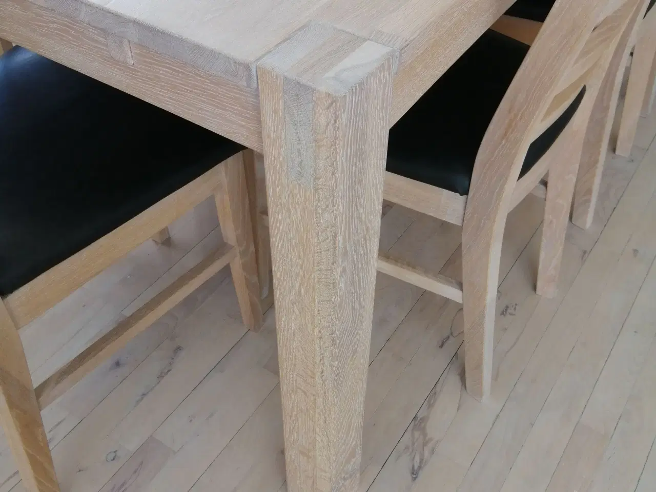 Billede 2 - Spisebord med 6 (8) stole