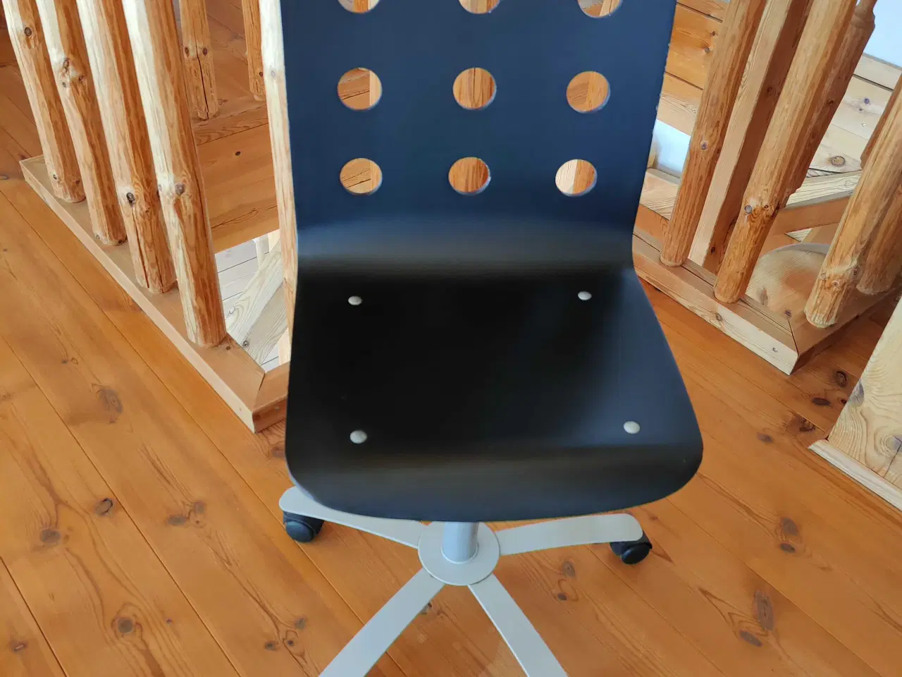 Billede 4 - Skrivebord, 2 skamler og kontorstol