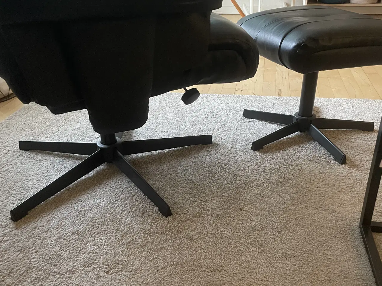 Billede 3 - Sort lænestol med skammel