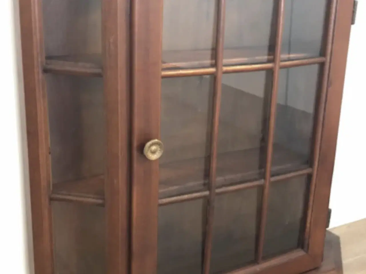 Billede 1 - Gammelt skab .Middelfart 