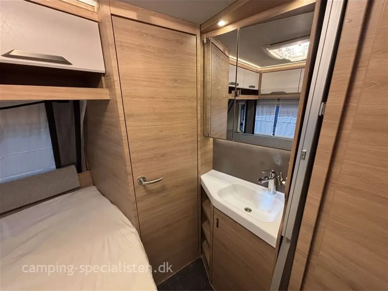 Billede 8 - 2026 - Knaus Südwind 450 FU   Nyhed 2026 Knaus 450 FU BLACK SELECTION kan snart ses hos Camping-Specialisten.dk