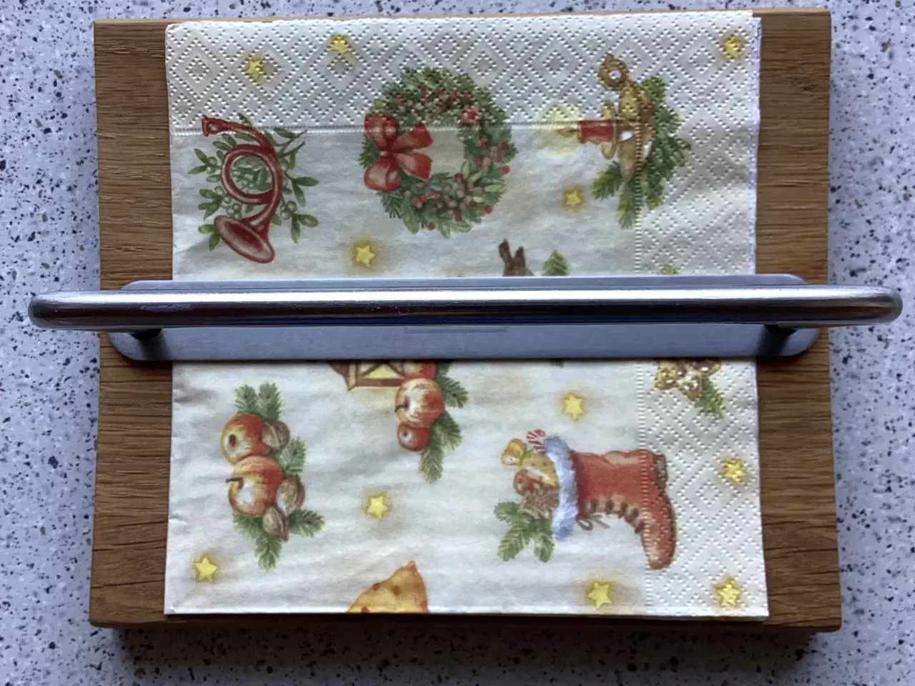 Billede 3 - Trip Trap Servietholder i træ med metalhåndtag.