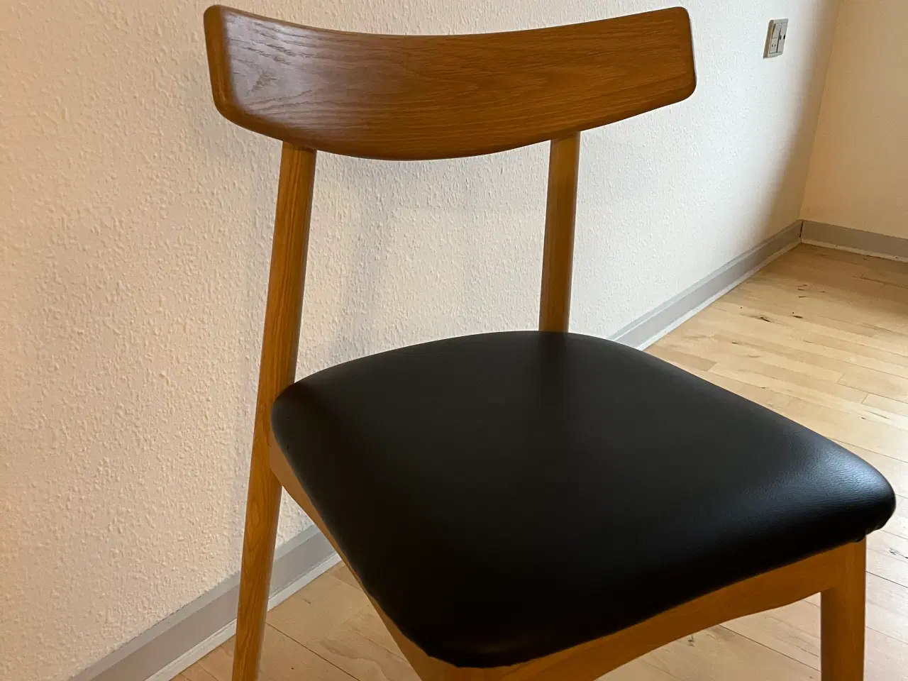 Billede 1 - 5 flotte egetræsstole med sort lædersæde