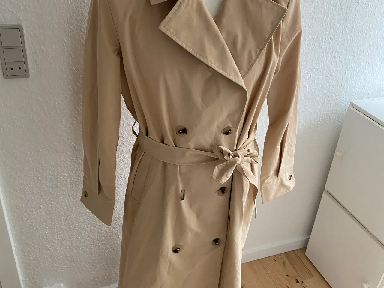 Billede 2 - Beige Trenchcoat fra Vila 