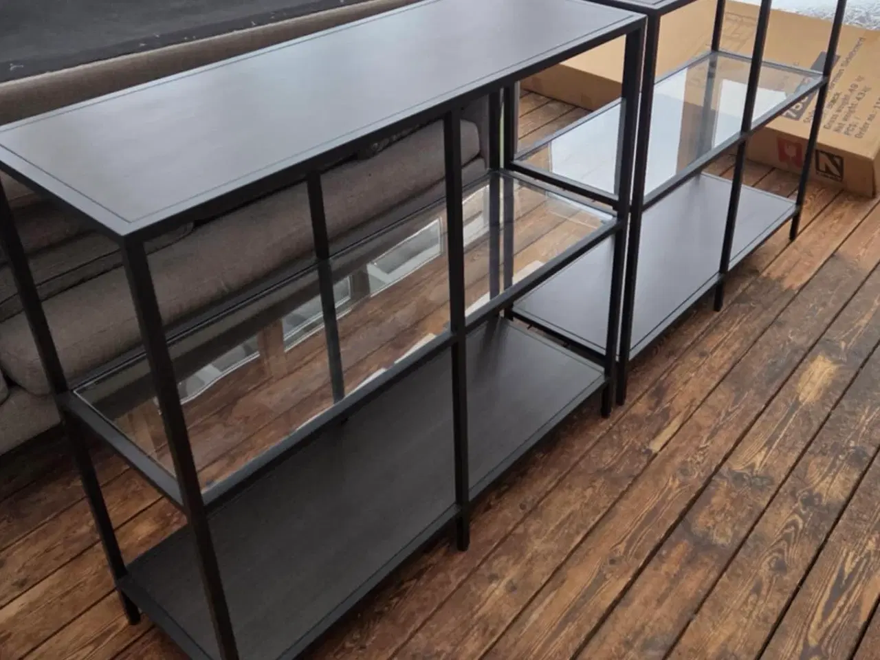 Billede 1 - 2 stk. sortbrun/glas VITTSJÖ reol 