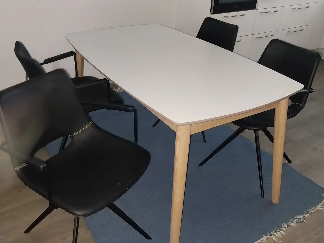 Billede 1 - Spisebord til udtræk med 4 drejestole