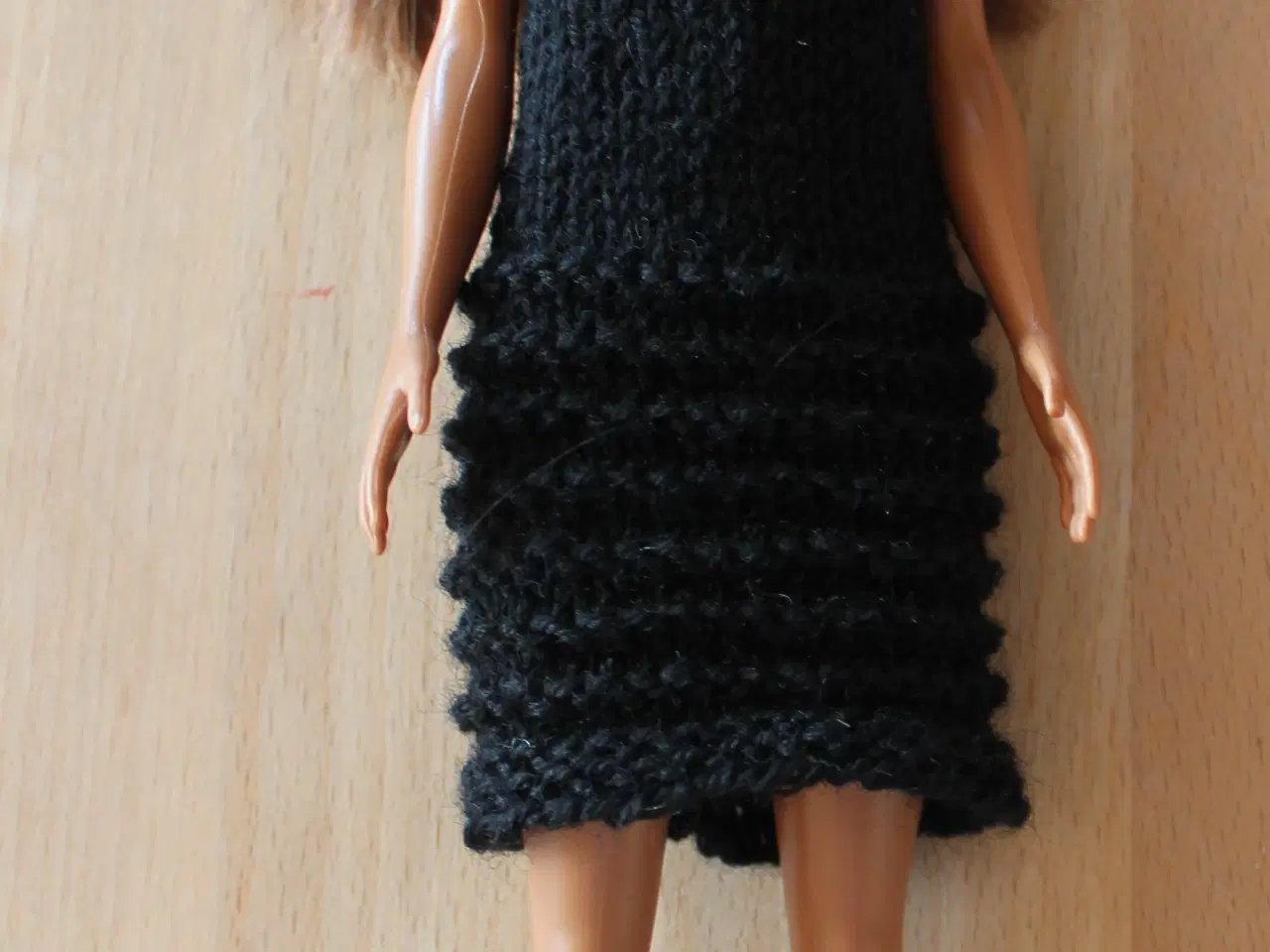 Billede 2 - Hjemmestrikkede Barbie kjoler. Flere farver