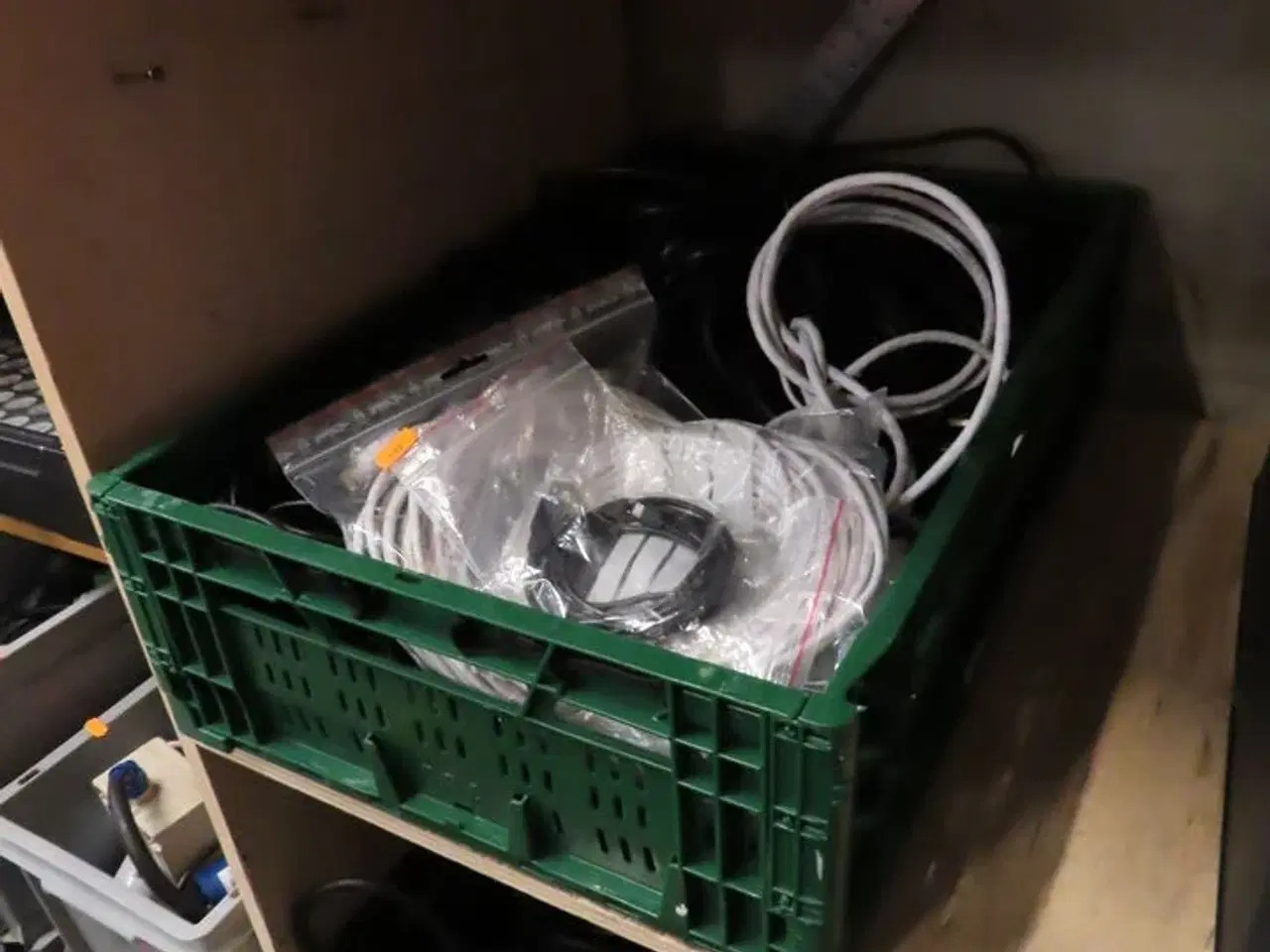 Billede 3 - Film, ledninger samt kabelskinner