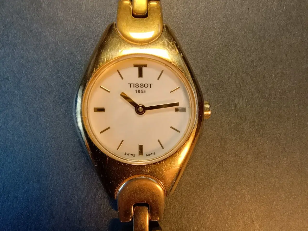 Billede 2 - Tissot.Pæn og velholdt lille vergyld dameur.