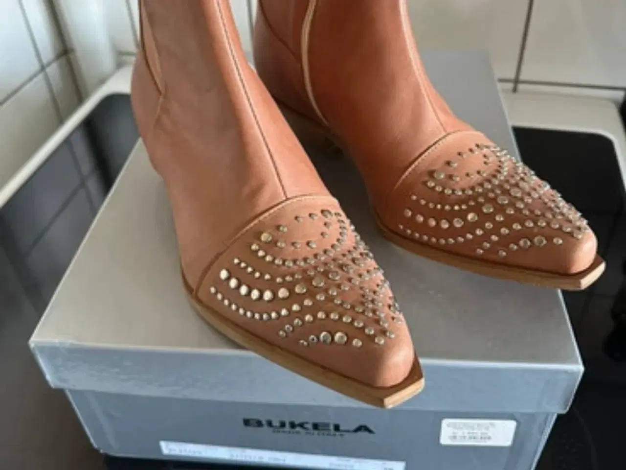 Billede 1 - BUKELA Støvle m/nitter.