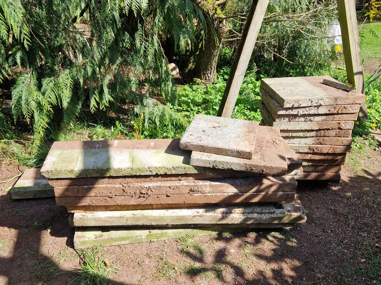 Billede 1 - Fliser brugt til sokkel ved hegn